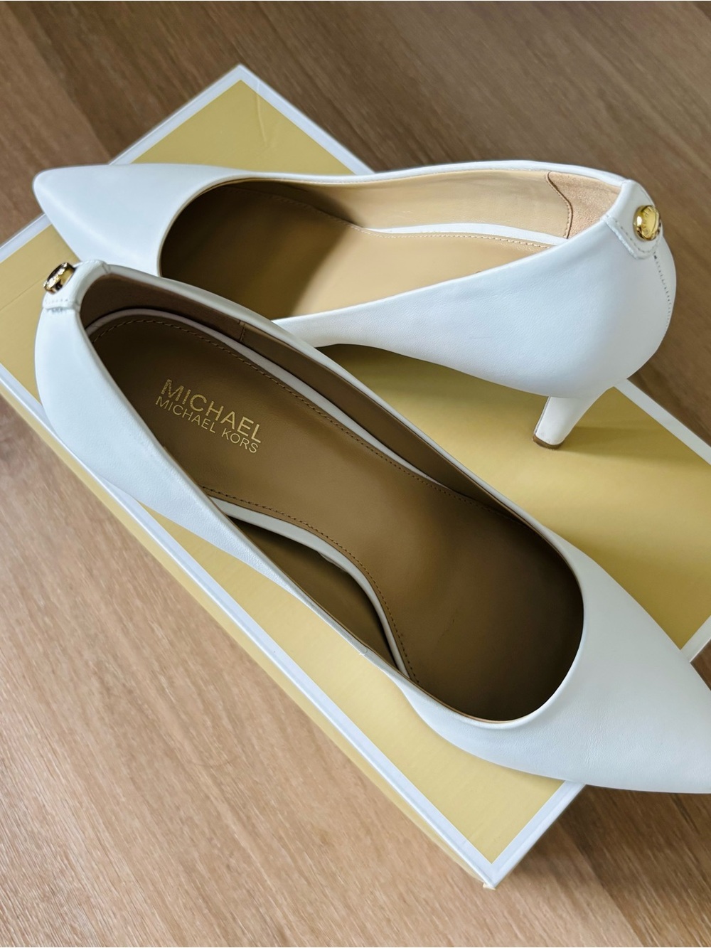 MICHAEL Michael Kors White Pointed-Toe Leather pumps